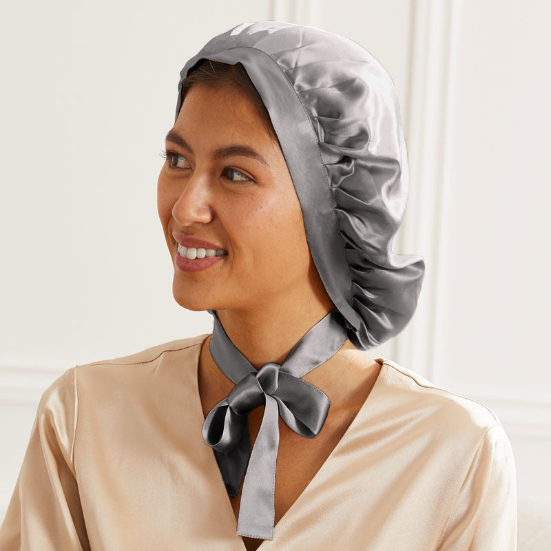 Gorro de dormir Carlota de seda Maison de la Soie frente a la plata