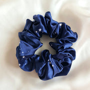 Scrunchie aus bedruckter Seide mit Sternbildmotiv