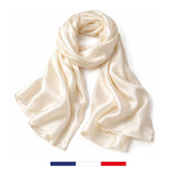 Pañuelo de seda color marfil fabricado en Francia.